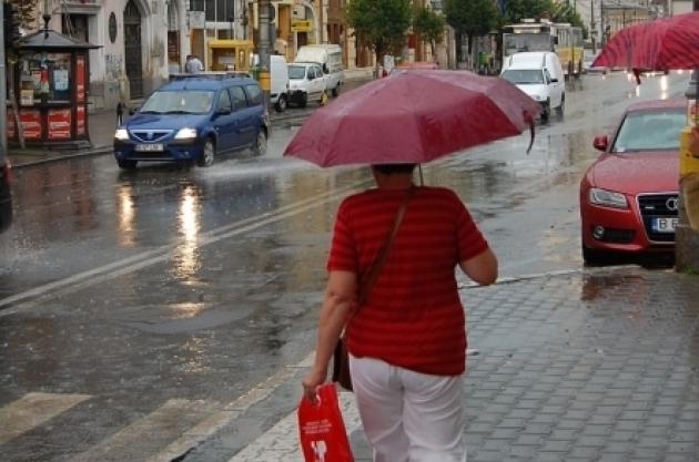 Nu scapam de ploi: COD GALBEN de averse si vijelii pentru intreaga tara!