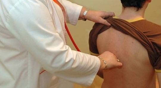 Doi copii, dusi de urgenta la spital. Au cazut de pe o schela, in curtea unei scoli din Suceava!