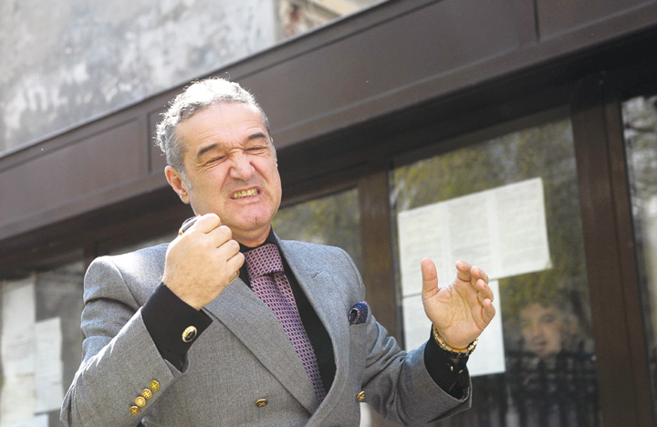 Gigi Becali da tot staff-ul Stelei afara