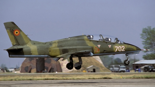 Buzau: Aterizare fortata a unui avion militar. Pilotii au fost salvati
