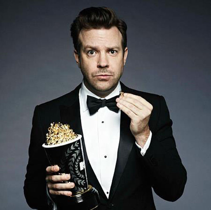 Actorul Jason Sudeikis, asaltat la filmari de doua fane in calduri