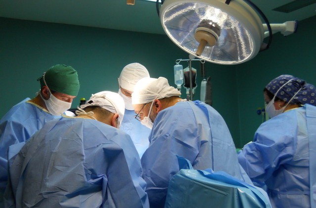 Arad: Un tanar a ajuns de la mall direct la spital, dupa ce un barbat a incercat sa ii taie mana cu sabia
