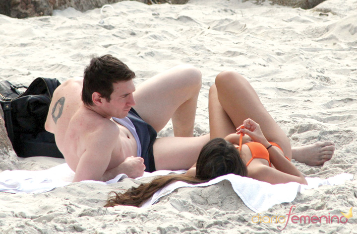 MESSI Y SU CHICA DE RELAX EN LA PLAYA - Ziarul National