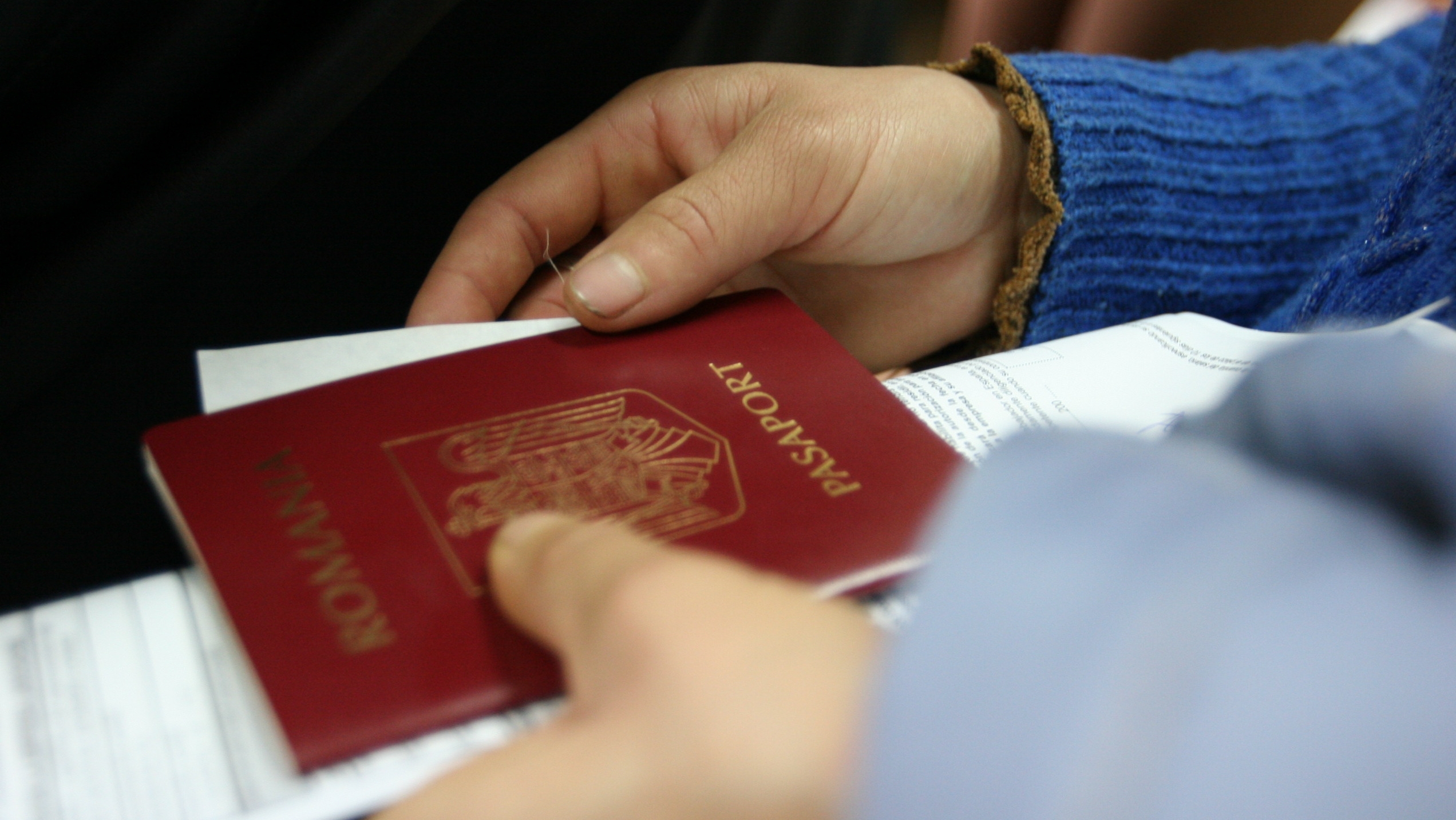 Romanii pot cere sa isi primeasca pasapoartele acasa, incepand de luni