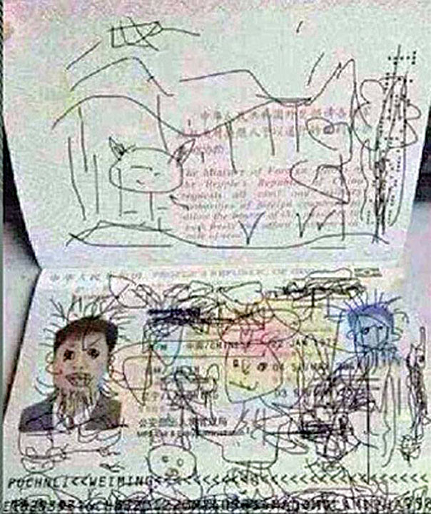 Un copil de 4 ani i-a desenat pasaportul tatalui suficient cat autoritatile sa nu-l mai recunoasca!