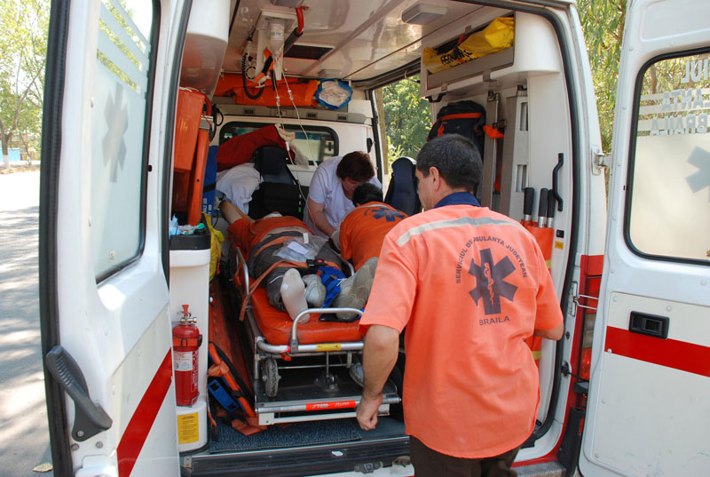 Constanta: Un taxi a lovit in plin o ambulanta care transporta o gravida la spital