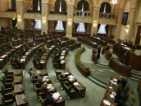Scandal in Senat, pe tema invitarii lui Basescu la festivitate: „Intram in istoria nebunilor Romaniei”