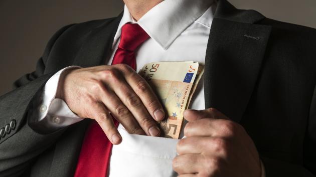 BACALAUREAT 2014. Remus Pricopie l-a demis pe inspectorul scolar retinut pentru mita!