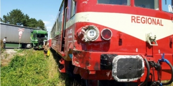 Arad: Un TIR a fost lovit de un tren. Soferul a murit in drum spre spital