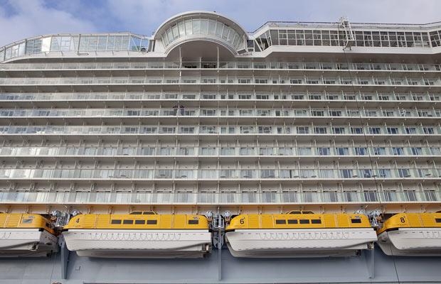 Vas de croaziera cu aproape 200 de oameni la bord, evacuat de urgenta!