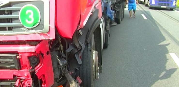 DN11: O masina s-a lovit de un TIR. Unul dintre soferi a pierit