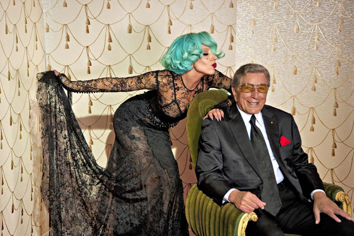 Lady Gaga a dansat cu un penis urias La Los Angeles
