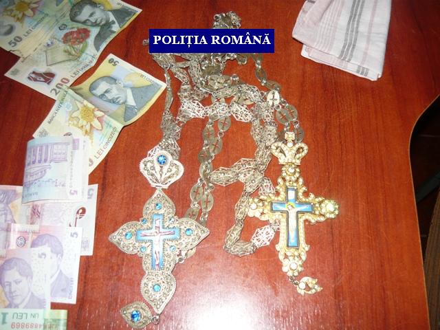 Prins in gara Caracal purtand haine preotesti si crucifixuri furate dintr-o biserica!