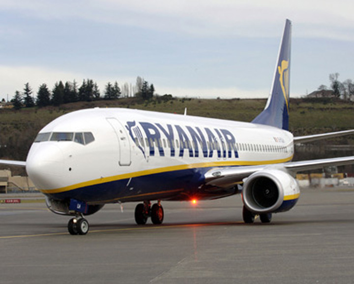 Un pasager a confundat usa avionului cu cea de la toaleta: „Onorata instanta, eram pulbere!”