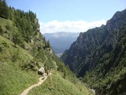 Dat disparut de prietenii care il insoteau pe munte, un turist a fost gasit fara viata intr-o prapastie din Bucegi
