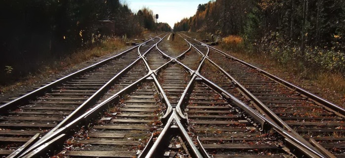 Mașină lovită de tren în Suceava. Oameni răniți
