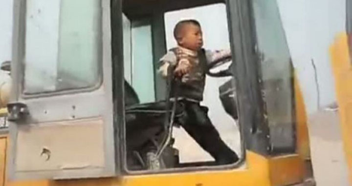 Are 5 ani si manevreaza excavatorul de 18 tone ca un om mare. Pentru el, e o joaca de copii!