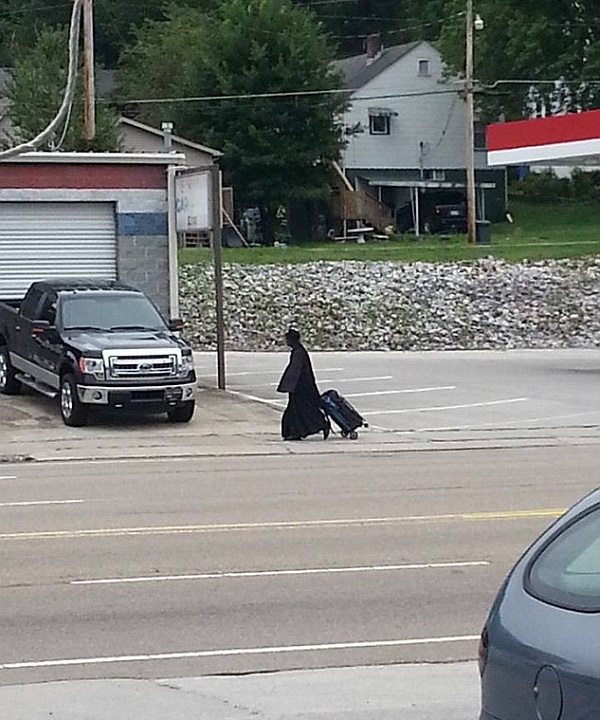 „Femeia in negru”, personajul sinistru care i-a bagat in spaime pe americani: „Sunt in misiune!”