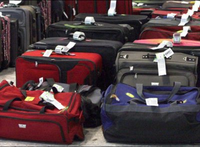 Retinuti pentru ca ar fi furat din bagajele turistilor, pe Aeroportul Otopeni. Prejudiciu de 8.000 de lei!