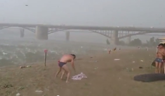 Un fenomen rar a sadit spaima in randul oamenilor aflati pe o plaja (VIDEO)