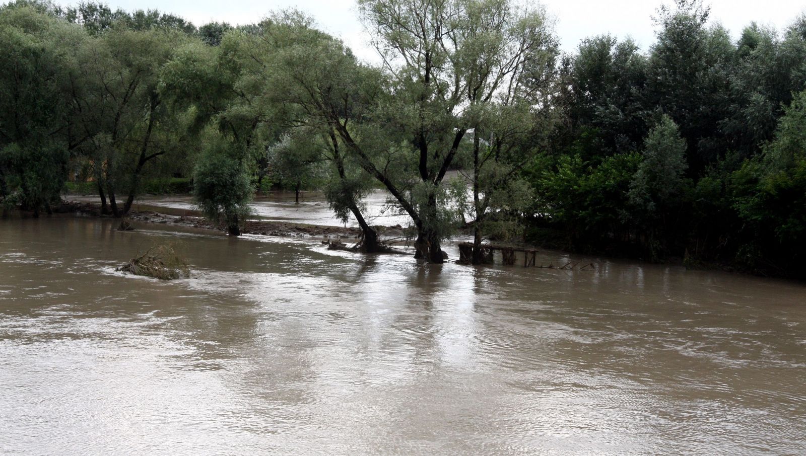 Hidrologii au prelungit avertizarea privind pericolul producerii de inundatii pe mai multe rauri