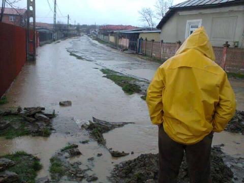 Ploile au afectat mai multe judete din tara: Un om a murit, in Prahova. Sute de gospodarii inundate