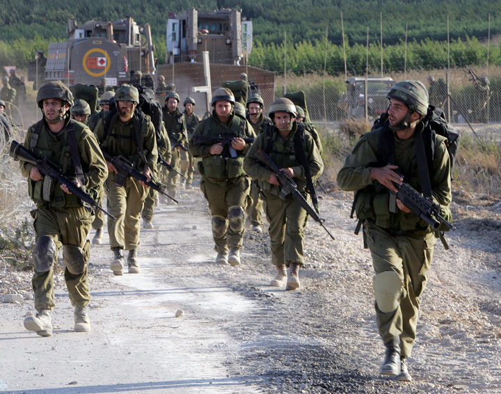 Israeli reservists walk inside Lebanon, - Ziarul National
