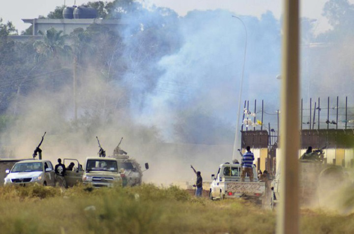 Smoke rises during clashes between irregular forces loyal to former army general Khalifa Haftar and Islamist militants in the eastern city of Benghazi - Ziarul National