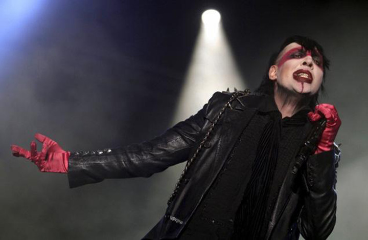 Marlyn Manson, atacat cu oua si stropit cu agheazma la Moscova