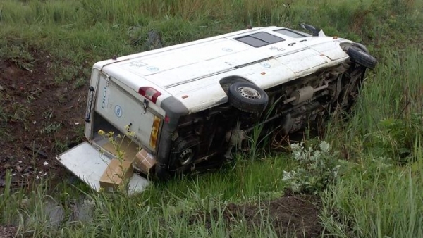 Un microbuz s-a rasturnat pe o sosea din Cluj: Sase oameni au fost raniti!