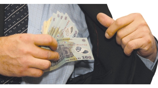 Elev trimis in judecata pentru dare de mita