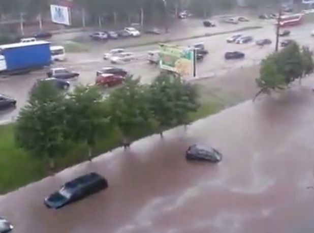 O rupere de nori a facut prapad intr-un oras din Rusia. Strazile s-au transformat in rauri! (VIDEO)