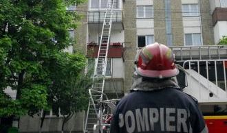 Incendiu într-un bloc din Mureş. Peste 30 de oameni evacuaţi, bărbat dus la spital