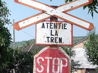Soferita ranita, dupa ce masina sa a fost lovita de un tren care circula pe ruta Deva- Bucuresti