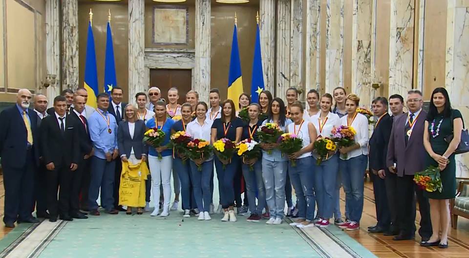 Campionii mondiali la handbal feminin U 18 si kaiac canoe, premiati la Guvern