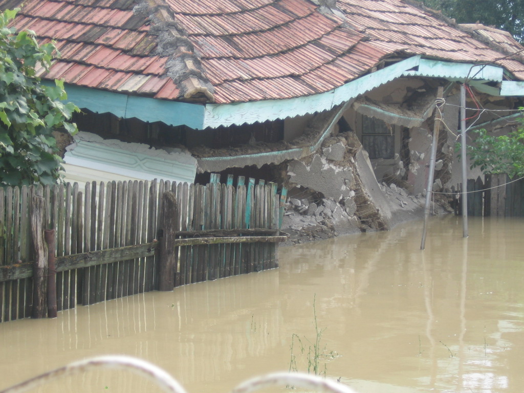 MAI, bilantul inundatiilor: Trei morti, 99 de locuinte distruse si 1.832 de persoane evacuate
