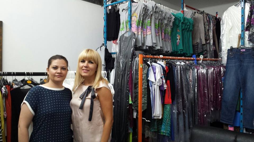 Ce cadou a primit Elena Udrea, in timpul unei vizite la o fabrica de confectii din Urziceni!