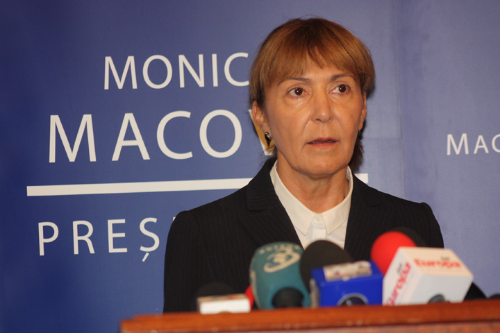 Monica Macovei refuza sa se ude, dar ii baga pe altii la apa