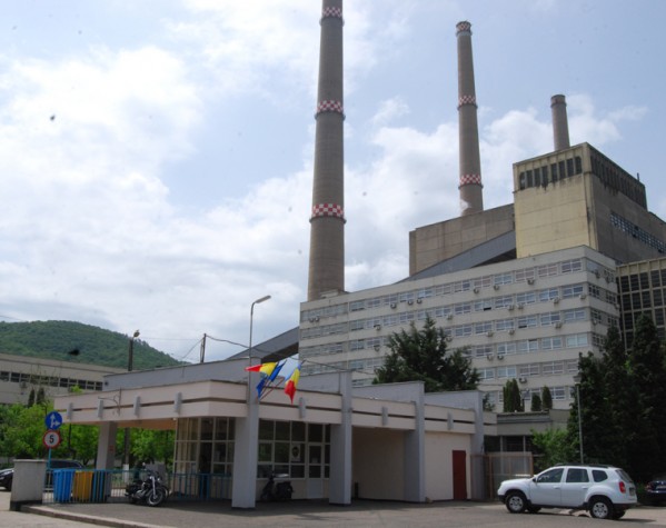 Sute de angajati ai termocentralei Mintia protesteaza la Hunedoara. DN 7, blocat cateva zeci de minute
