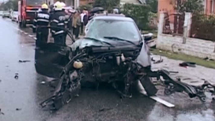 Cluj: Un tanar fara permis a intrat cu masina in gardul unei case