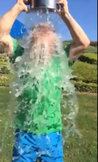 Emil Boc si-a turnat o galeata de apa rece-n cap! Pe cine a provocat primarul Clujului in cadrul  „Ice Bucket Challenge”! (VIDEO)