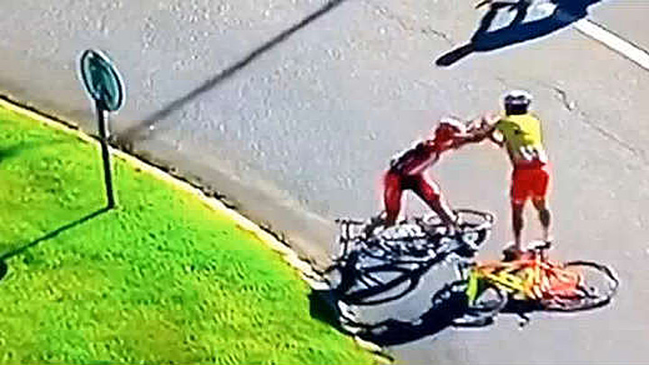 Bataie intre rutieri dupa terminarea cursei! Mai aveau putin si dadeau cu lantul de la bicicleta!