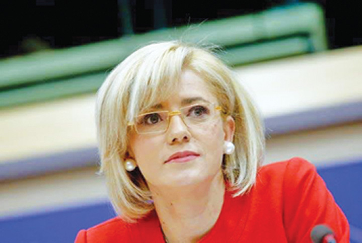 Ponta a strecurat-o pe Corina Cretu pe sub nasul lui Basescu