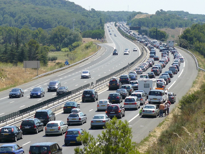 Haos pe o autostrada din Franta, din cauza unui pat de cuie pierdut de un fachir: „Te-am spart!”