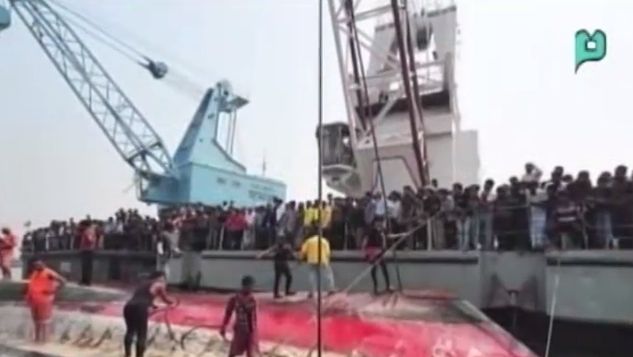 Un feribot cu 200 de oameni la bord s-a rasturnat. Cel putin 100 de pasageri sunt dati disparuti!