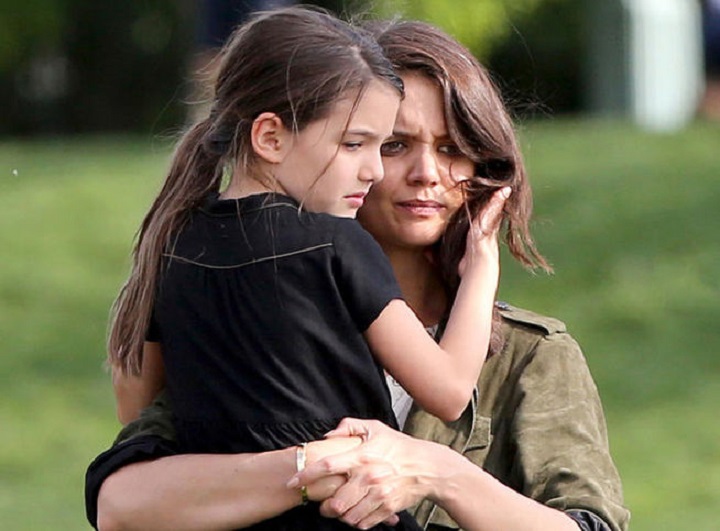 Katie Holmes ofera doar o mie de dolari recompensa pentru cine-i gaseste chihuahua