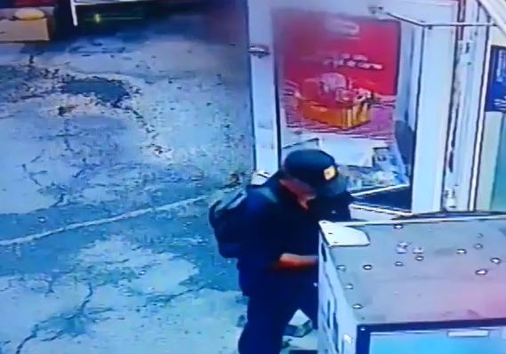 Un barbat a dat foc unui magazin din zona Garii de Nord! Momentul, surprins pe camere! (VIDEO)
