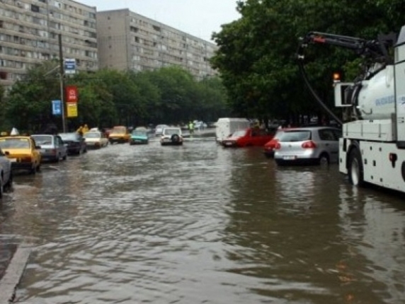 Pasajul Unirii din Capitala a fost inundat, ambele sensuri de circulatie fiind blocate