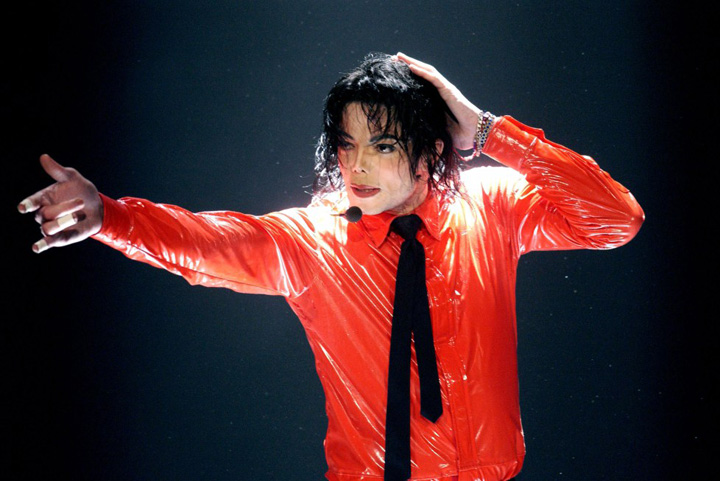 Michael Jackson urina pe covor