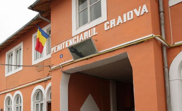 Perchezitie la Penitenciarul Craiova, la un detinut care se dadea procuror si insela oameni, prin telefon!